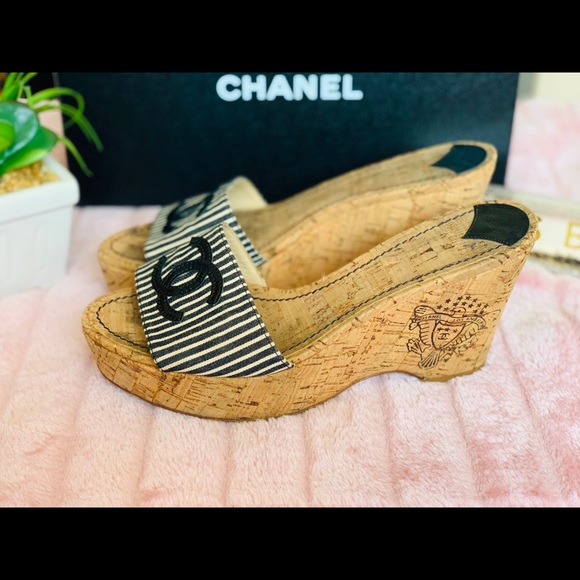 ♥️SOLD to a lovely Buyer!♥️Chanel Logo Wedge - Picture 4 of 9